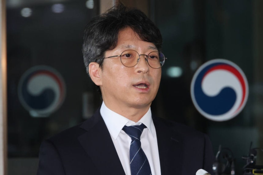 홍지선 국토교통부 장관 후보자가 31일 세종시 정부세종청사로 출근하며 취재진 질문에 답하고 있다. 연합뉴스