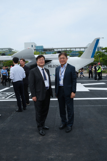 황호원 항공안전기술원장(왼쪽)과 이대성 한국항공대학교 교수가 ‘2026년 도심항공교통(UAM) 비행 쇼케이스’ 현장에서 기념촬영을 하고 있다