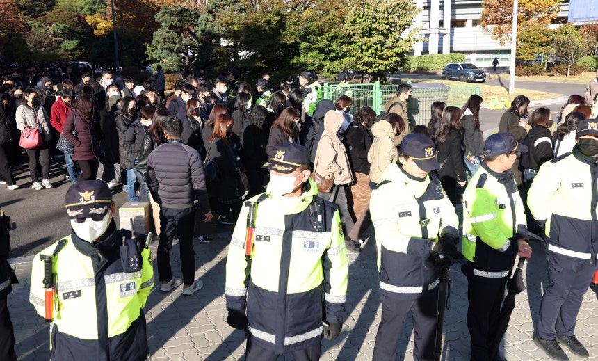 [속보] 검증 마친 6·3 지선 송파 투표함 반출…시위대 집결 속 경찰 통제