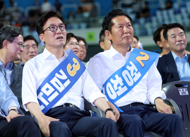 더불어민주당 김민석, 정청래 당 대표 후보가 8일 인천 남동체육관에서 열린 민주당 당 대표·최고위원 순회경선 인천 합동연설회에서 송영길 후보의 정견 발표를 듣고 있다. 연합뉴스