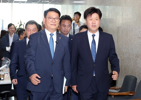 더불어민주당 8·17 전당대회에 당 대표 후보로 등록한 송영길 의원(왼쪽)과 최고위원 후보로 등록한 김용 전 민주연구원 부원장이 17일 국회에서 자신들의 후보 자격 논란과 관련한 기자회견을 마친 뒤 이동하고 있다.