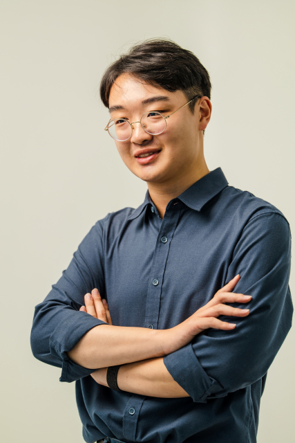 셈틀 오현우 대표이사(사진)는 대전동신과학고등학교를 조기 수료하고 KAIST 전산학부에 재학 중이다. 고등학교 시절 한글 기반 프로그래밍 언어 ‘훈민정음’을 설계·개발했다. 2024년 셈틀 팀장으로 메타버스 개발자 경진대회 성인부 최우수상을 수상했으며, 2025년 ‘SwiftData Assistant’로 Apple Swift Student Challenge Distinguished Winner에 선정됐다. 2026년에는 파리 RAISE Summit Hackathon에서 ‘ARC’를 개발한 팀의 일원으로 Vultr 트랙 2위를 기록했다