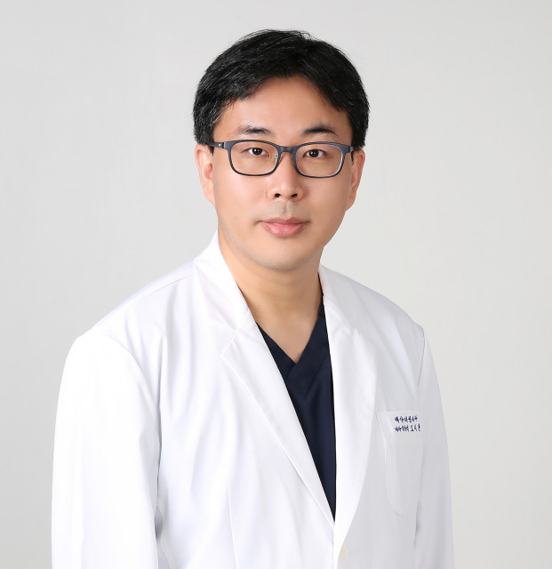 부산 백양제일내과 고지환 원장이 세계적 권위의 소화기학 분야 저널이자 SCIE급 국제학술지 ‘World Journal of Gastroenterology’ 11월호 온라인 선공개판의 우수 심사위원 및 표지 인물(Cover Scholar)로 선정됐다