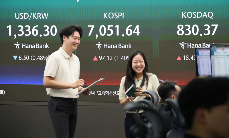 [속보] 코스피 33거래일 만에 7000선 탈환…1.4% 오른 7051.64 마감