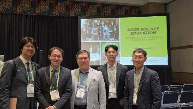 ‘AACR 2025’ 구두 발표 후 진씨커 연구팀이 단체사진을 촬영하고 있다. 왼쪽부터 허준석 공동대표, 채영광 교수(Northwestern Memorial Hospital, 혈액종양내과), 김진수 교수(서울대 보라매 병원, 혈액종양내과), 예성혁 공동대표, 최경학 상무