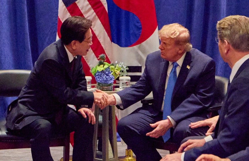 이재명 대통령이 도널드 트럼프 미국 대통령이 22일(현지 시간) 미국 뉴욕의 한 호텔에서 열린 한미 양자회담에서 악수를 하고 있다. 뉴시스 제공