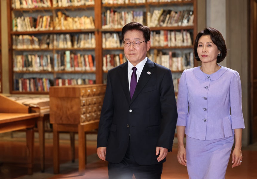 이재명 대통령 부부가 지난 6월13일 이탈리아 국빈방문 중 피렌체 우피치미술관에서 열린 행사에 참석하고 있다. 연합뉴스