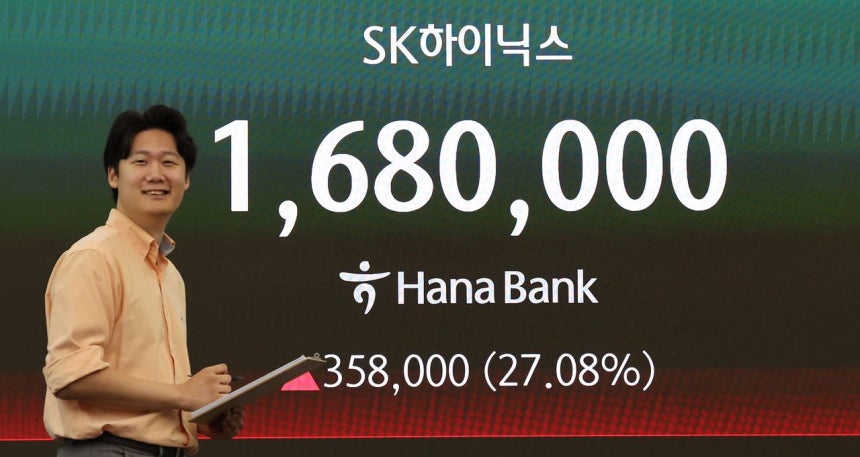 31일 서울 중구 하나은행 딜링룸 전광판에 SK하이닉스 주가가 나타나고 있다. 이날 코스피 지수는 전장 대비 1.15% 오른 5,657.79로 출발해 단숨에 6000선을 돌파했다. 뉴스1