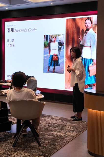배선영이 파리 패션위크에서 직접 선보인 스타일링 사례를 바탕으로 명품 제품을 직접 착용하지 않고도 브랜드 고유의 코드를 일상 스타일링에 적용하는 방법을 소개하고 있다