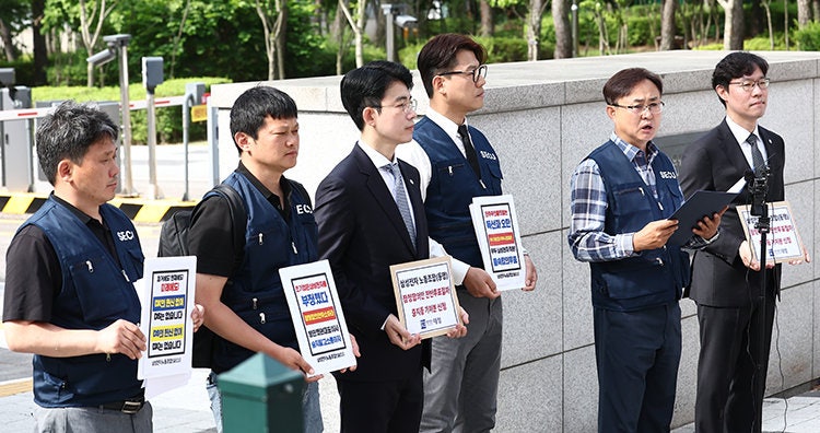 삼성전자 비반도체, DX 부문 직원 중심으로 구성된 삼성전자 노동조합 동행의 조합원들이 5월 26일 수원지방법원에서 2026년 임금협상 잠정합의안 찬반 투표 중지를 요구하는 가처분 신청 관련 입장을 밝히고 있다. 뉴