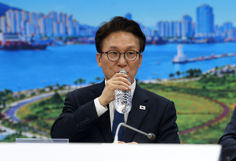 ▲ 더불어민주당 김민석 대표가 16일 부산 동구 민주당 부산시당에서 열린 최고위원회에서 물을 마시고 있다. 연합뉴스