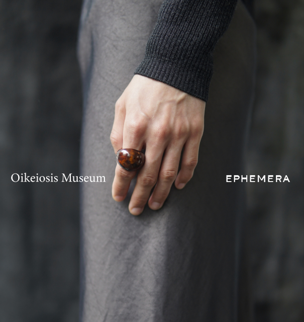 오이케이오시스뮤지엄 Oiks Ring in Mahogany Obsidian를 착용한 룩북(사진=오이케이오시스뮤지엄 제공)