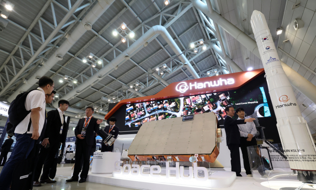 ‘제1회 국제우주항공기술대전(AEROTEC 2024)’ 한화 부스에서 참관객들이 누리호(KSLV-Ⅱ) 발사체 모형과 소형 SAR 위성 등 우주 산업 핵심 기술 전시물을 살펴보고 있다
