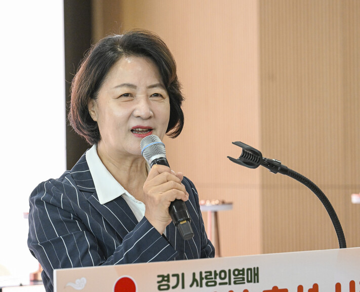 추미애 경기도지사가 2026년 9월11일 경기도 수원 광교종합사회복지관에서 열린 ‘풍성한 추석 사랑나눔 전달식’에서 인사말을 하고 있다. 연합뉴스