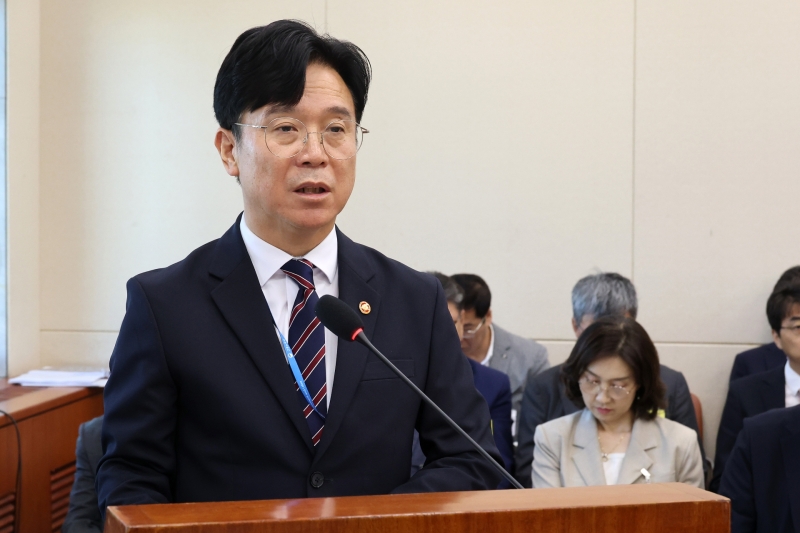 ▲ 김영훈 고용노동부 장관이 12일 국회 기후에너지환경노동위원회 전체회의에서 업무 보고하고 있다. [연합뉴스]