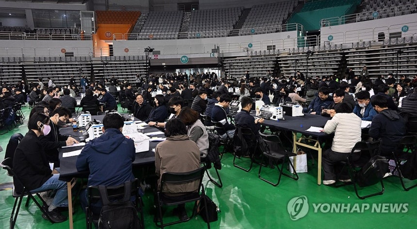 선거 147일만에 열린 투표함…"도둑"·"사기극" 고성 속 송곳검증(종합)