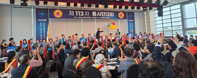 김전승 대회장(흥사단 이사장)이 제113차 흥사단대회의 개막을 알리며 대회기를 흔들고 있다