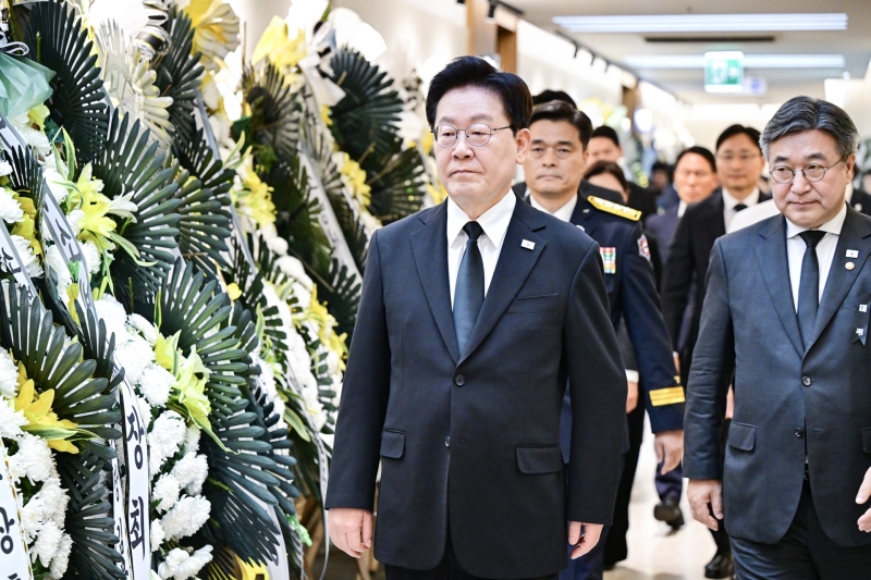 [속보] 이 대통령, 순직 소방관 빈소 조문…영정 앞 무릎 꿇고 추모