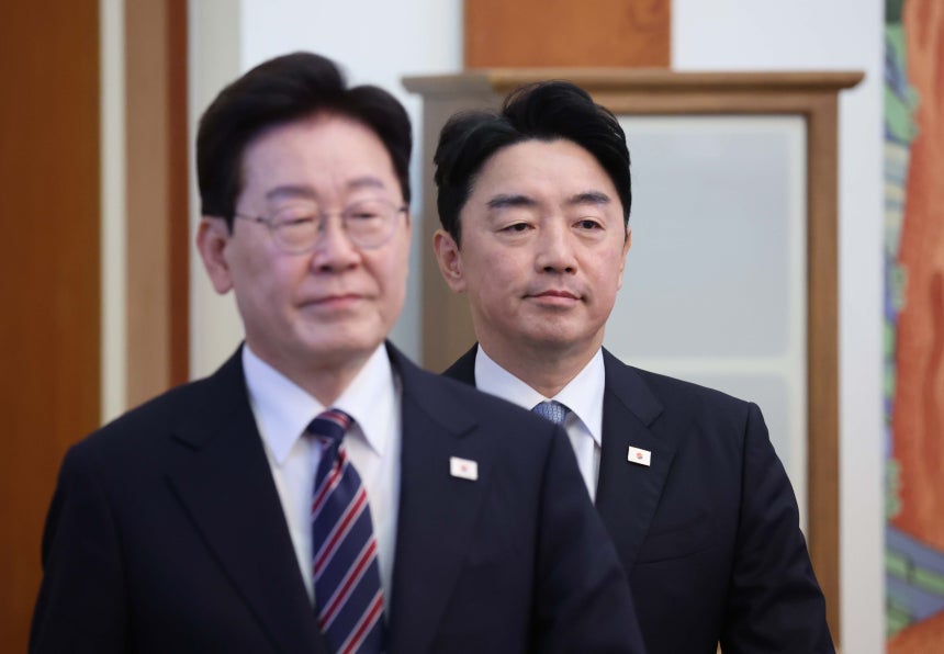 강훈식 비서실장이 21일 청와대에서 열린 수석보좌관회의에 이재명 대통령과 함께 입장하고 있다. 이날 강 비서실장은 사의 표명을 했다. 뉴시스 제공