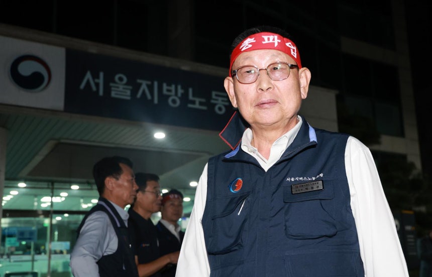 박점곤 서울시버스노조 위원장이 15일 서울 영등포구 서울지방노동위원회에서 버스노조의 노동 쟁의 관련 분쟁에 대한 2차 조정 회의가 결렬된 뒤 건물 밖으로 나서고 있다. 뉴스1