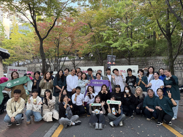 2026 서울시 마음돌봄 페스티벌에 참여한 브랜드·단체 관계자들이 기념 촬영을 하고 있다