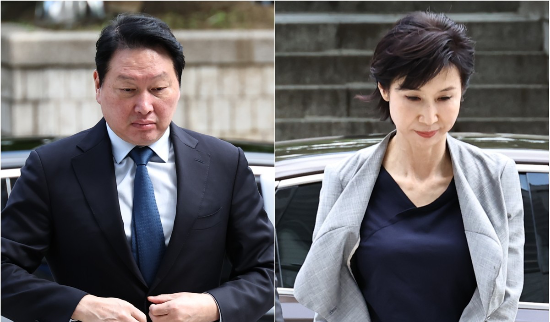  최태원 SK그룹 회장(왼쪽)과 노소영 아트센터 나비 관장이 26일 서울 서초구 서울중앙지방법원에서 열린 재산 분할 파기환송심 2차 변론기일에 출석하기 위해 법정으로 향하고 있다. (연합뉴스)