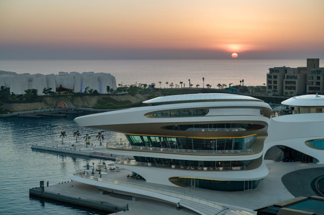 사우디아라비아 홍해 연안의 아말라 요트 클럽(AMAALA Yacht Club)에 정박한 요트