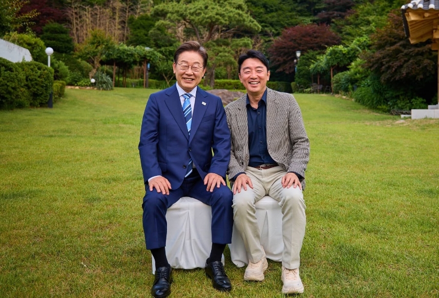 이재명 대통령(왼쪽)과 강훈식 전 대통령 비서실장