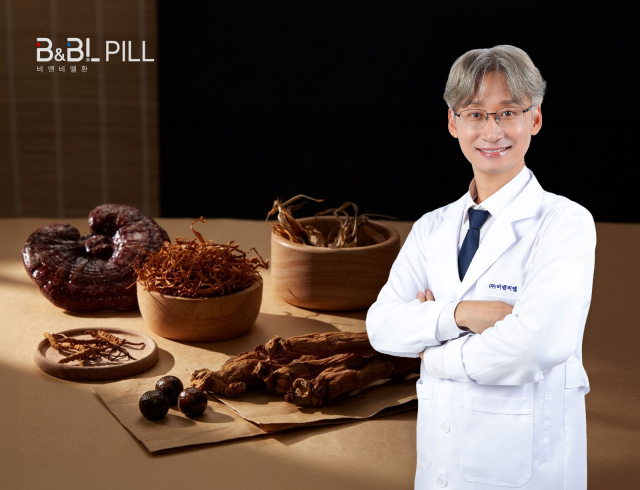 비앤비엘환(B&BL PILL) 환 배합 전문가 김성욱 본부장과 전통 원료(제공=비앤비엘)