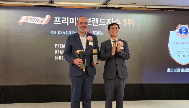 ‘2026 프리미엄브랜드지수(KS-PBI)’ 1위 시상식에서 올리비에 벨리옹 STLC 대표(왼쪽)가 수상하고 있다