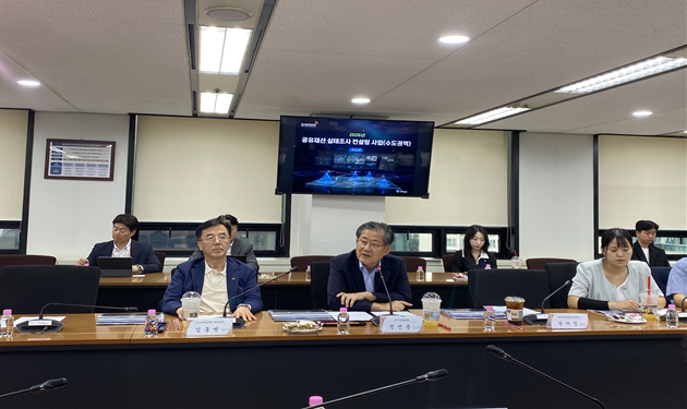 한국지방재정공제회가 지난 15일 ‘공유재산 실태조사 컨설팅 사업’ 착수보고회를 개최하고 본격적인 조사 수행에 착수했다. 앞줄 가운데가 정선용 이사장, 왼쪽이 김종범 상임이사