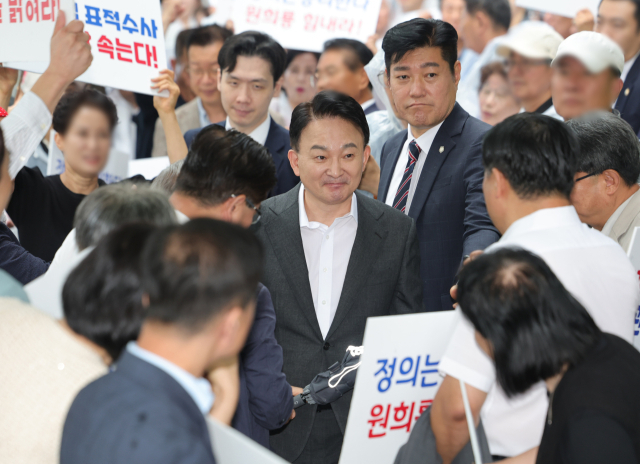 원희룡 전 국토교통부 장관이 23일 양평고속도로 사업 백지화 과정에서 적법 절차를 지키지 않았다는 의혹 등 조사를 위해 경기도 과천시 2차 종합특검 사무실로 출석하고 있다. 연합뉴스
