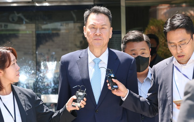 비상계엄 당시 내란에 가담했다는 의혹을 받는 김명수 전 합동참모본부 의장이 15일 서울중앙지법에서 영장실질심사를 마친 뒤 법정을 나서고 있다. [연합뉴스]