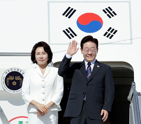 이탈리아 국빈 방문 일정을 마친 이재명 대통령과 김혜경 여사가 16일(현지시간) 로마 다빈치 공항 공군 1호기에서 환송객들을 향해 인사하고 있다. 이 대통령은 프랑스 에비앙에서 열리는 주요 7개국(G7) 확대회담과 