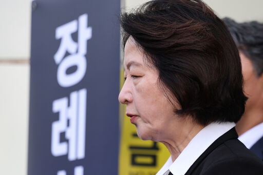 추미애 경기도지사가 17일 경기 부천시 순천향대학교 병원 장례식장에 마련된 부천 도장공장 화재 사망 소방관의 빈소 조문을 마친 뒤 취재진 질문에 답변하고 있다. 뉴시스