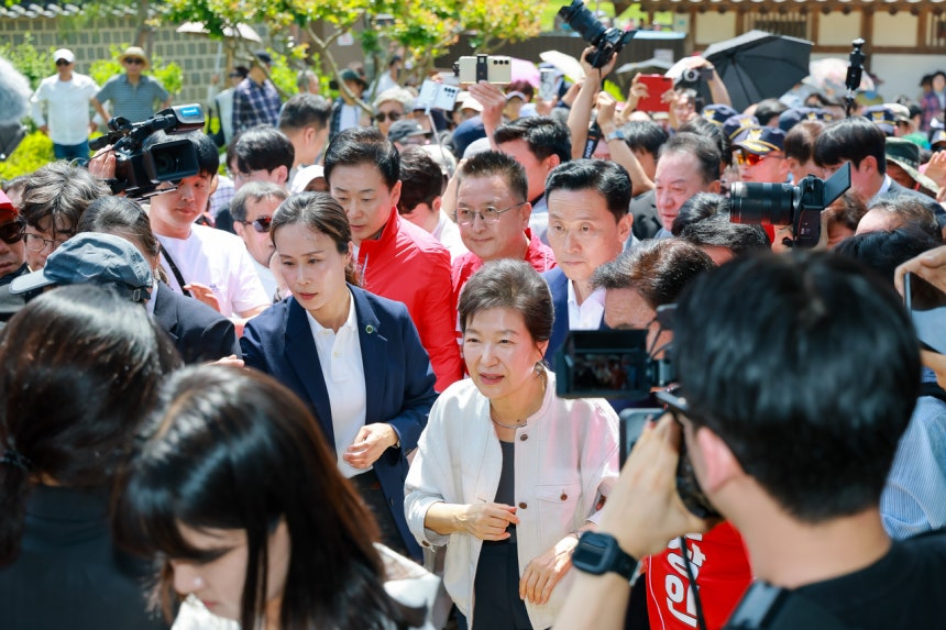모친 육영수 여사 생가 방문한 박근혜 전 대통령