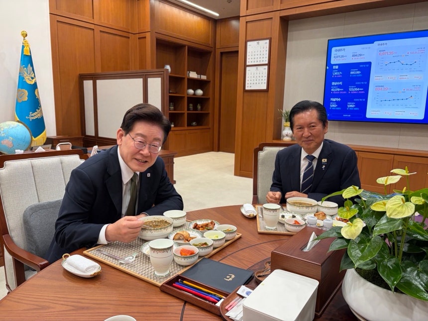 이재명 대통령이 지난 1일 청와대에서 더불어민주당 정청래 전 대표와 만찬을 하고 있다. 청와대 제공