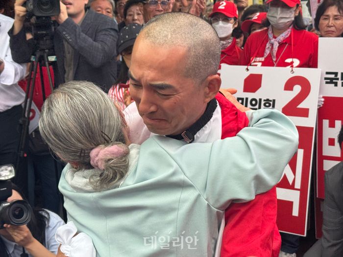 [속보] 박민식, 전격 삭발…"한동훈 배신의 정치 끝장낼 것"