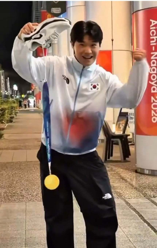 최우진, 절뚝이는 '금메달 세리머니' 사과…"국군 비하 의도 아냐"