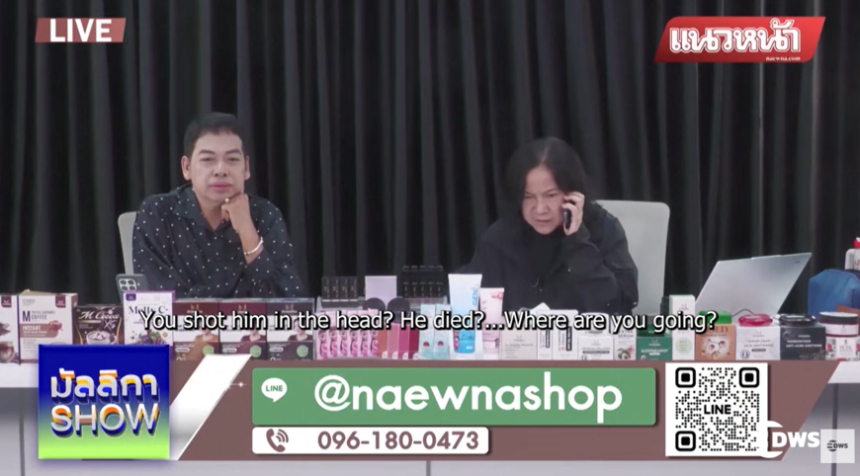 태국의 한 저널리스트가 유튜브 라이브 도중 살해범의 전화와 자백을 받고 있는 장면. /DWS News 유튜브