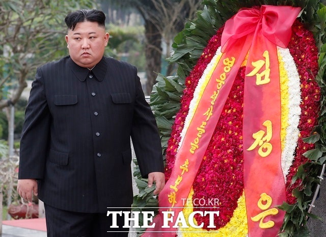 통일부는 24일 김정은 북한 국무위원장이 신압록대교를 통해 중국 랴오닝성 단둥에 도착했다고 밝혔다. 사진은 김정은 국무위원장이 2019년 3월 2일(현지시간) 호찌민 전 베트남 주석 묘소에 방문했던 모습. /AP·뉴