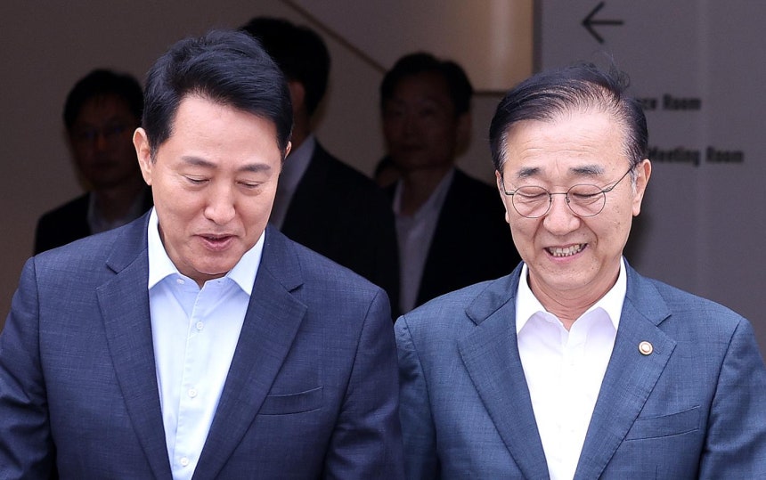 김윤덕(오른쪽) 국토교통부 장관과 오세훈 서울시장이 20일 서울 중구 달개비에서 서울 주택 공급 방안을 논의하기 위한 회동을 마친 뒤 이동하고 있다. 뉴스1