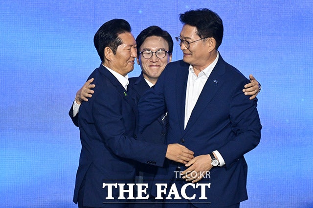 '통합'을 전면에 내세운 김민석 더불어민주당 지도부가 출범 나흘 만에 첫 고비를 맞았다. 사진은 17일 오후 대전 유성구 대전컨벤션센터에서 열린 더불어민주당 제3차 정기전국당원대회에서 당선을 확정지은 뒤 정청래(왼쪽