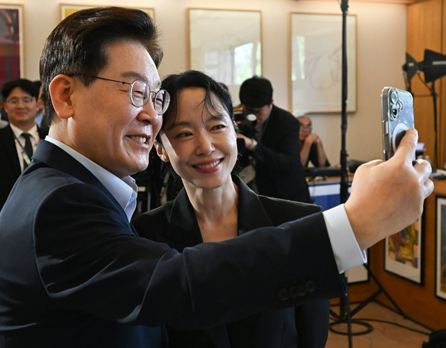 이재명 대통령이 7일(현지시간) 프랑스 남부 생폴드방스 마그 재단에서 열린 국제 영화·영상 정상회의 ‘뤼미에르 서밋’에서 한국 영화인들과 간담회 후 전도연 배우와 기념촬영을 하고 있다. 연합뉴스