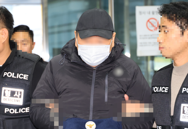 영장심사 출석하는 역삼 방화 피의자 - 지난 20일 서울 강남구 역삼동 빌딩 두 곳에 불을 질러 20명 가까이 다치게 한 피의자 A씨가 22일 구속 전 피의자 심문에 참석하기 위해 서울 서초구 중앙지법으로 들어서고 