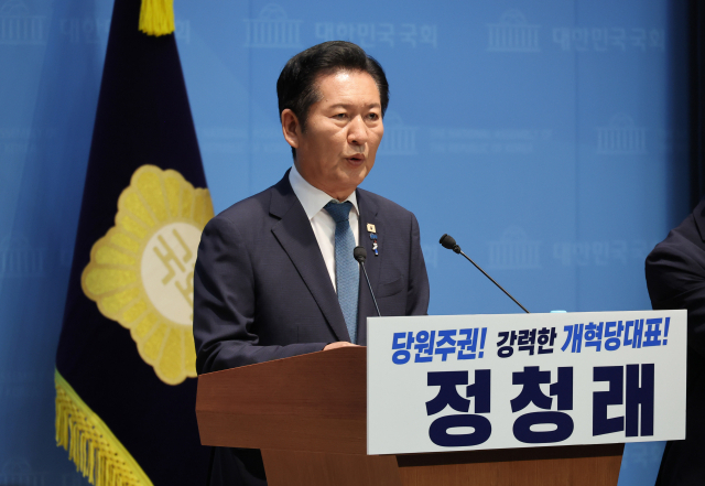 더불어민주당 정청래 전 대표가 13일 국회 소통관에서 8·17 전당대회에 당 대표 후보 연임 도전을 선언하는 기자회견을 하고 있다. 연합뉴스