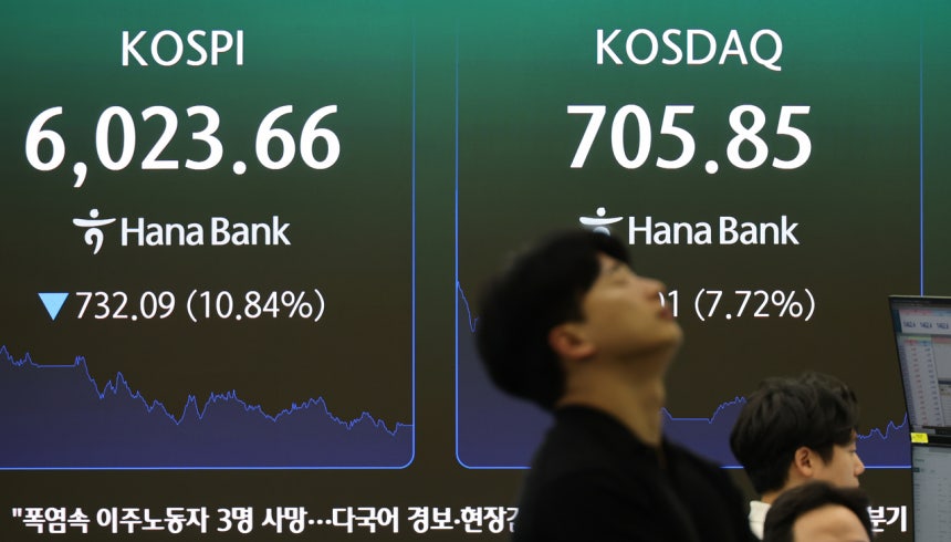 28일 서울 하나은행 본점 딜링룸 전광판에 코스피 등이 표시되고 있다. 이날 코스피는 전날보다 732.09포인트(10.84%) 내린 6,023.66으로 장을 마감했고 코스닥 지수는 59.01포인트(7.72%) 내린 