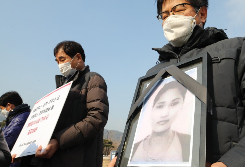 2020년 12월28일 서울 종로구 청와대 분수대 앞에서 열린 ‘이주노동자 비닐하우스 숙소 산재사망 진상규명 및 대책 마련 촉구 기자회견’에 앞서 누온 속헹 씨의 영정 사진을 든 참석자들이 묵념하고 있다.