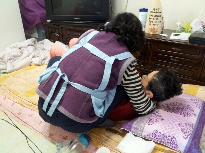 노인 20% 나라의 최저임금 돌봄… 요양보호사 처우 개선부터