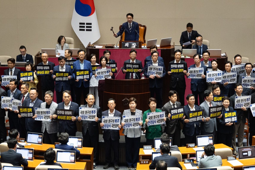 지난달 30일 서울 여의도 국회에서 열린 제436회 국회(임시회) 제4차 본회의에서 국민의힘 의원들이 여당 단독 원구성에 반대하는 피켓 시위를 하고 있다. /뉴스1